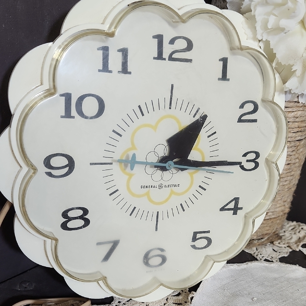 GE Vintage Cream Wall Clock - Picture 6 of 7